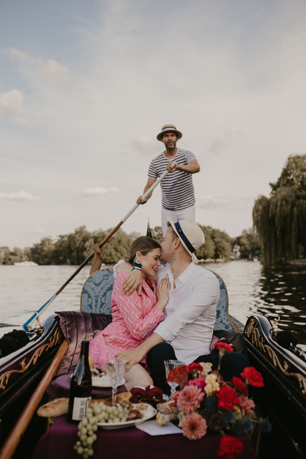 verlobungsshooting in berlin mit hochzeitsfotograf Maria Brussig lensofbeauty Fotos in Gondel Verlobungsfotos in venezianischer Gondel auf der spree Heiratsantrag Ehering Sonnenuntergang an der oberbaumbrücke gondelfox