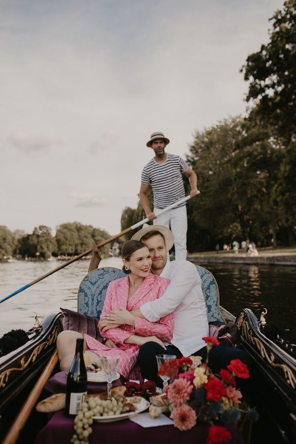 verlobungsshooting in berlin mit hochzeitsfotograf Maria Brussig lensofbeauty Fotos in Gondel Verlobungsfotos in venezianischer Gondel auf der spree Heiratsantrag Ehering Sonnenuntergang an der oberbaumbrücke gondelfox