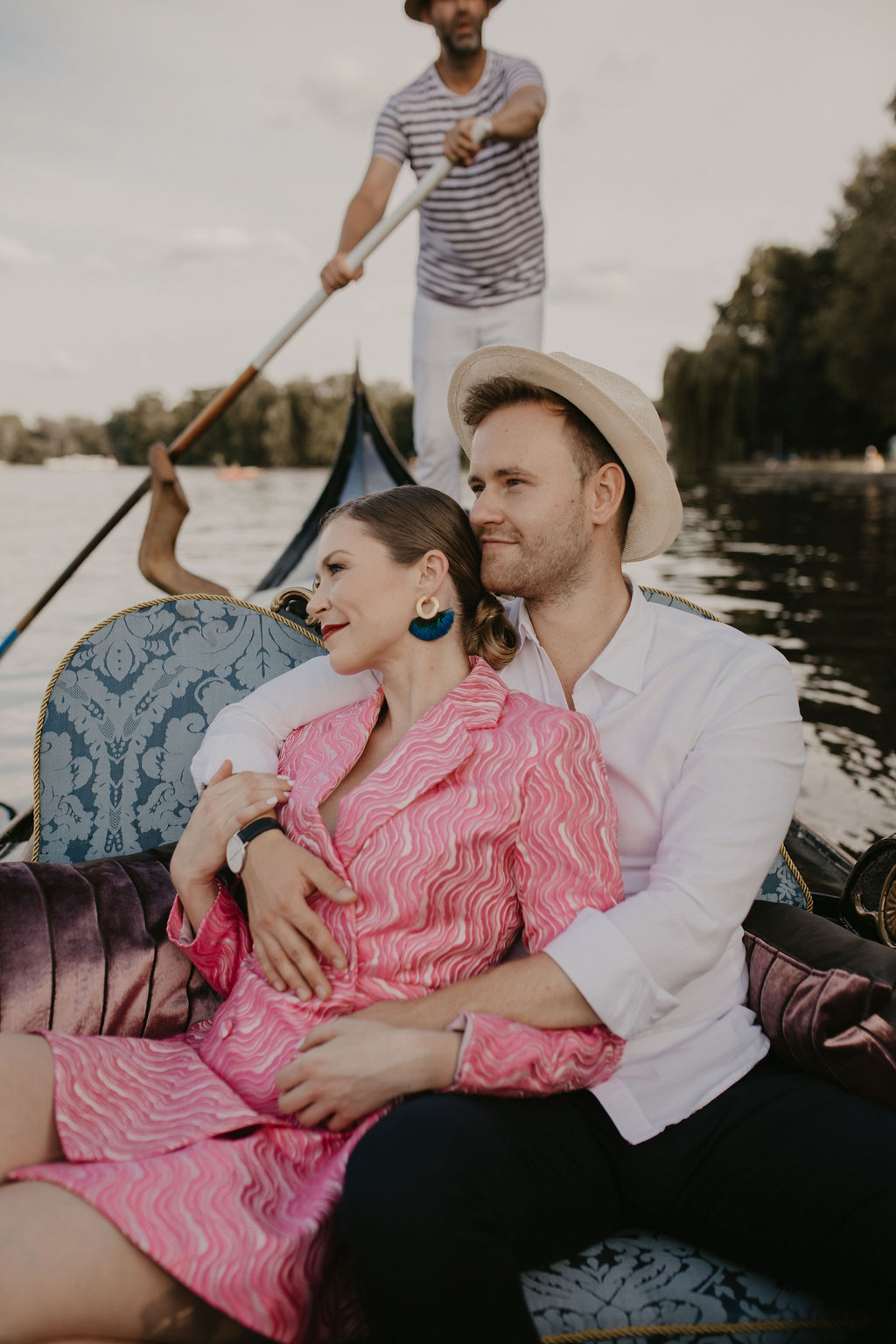 verlobungsshooting in berlin mit hochzeitsfotograf Maria Brussig lensofbeauty Fotos in Gondel Verlobungsfotos in venezianischer Gondel auf der spree Heiratsantrag Ehering Sonnenuntergang an der oberbaumbrücke gondelfox