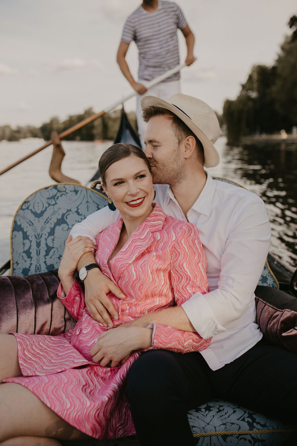 verlobungsshooting in berlin mit hochzeitsfotograf Maria Brussig lensofbeauty Fotos in Gondel Verlobungsfotos in venezianischer Gondel auf der spree Heiratsantrag Ehering Sonnenuntergang an der oberbaumbrücke gondelfox