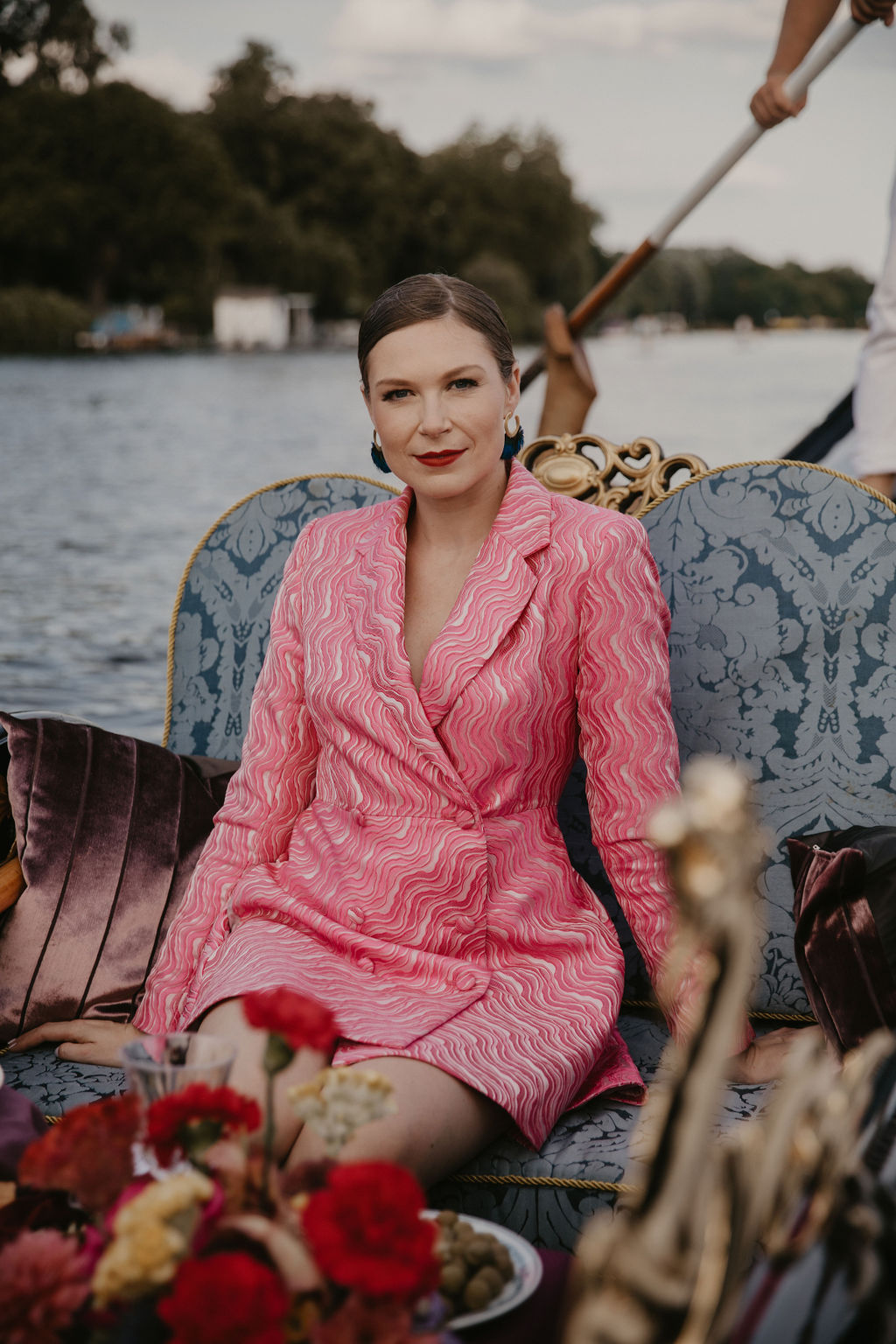 verlobungsshooting in berlin mit hochzeitsfotograf Maria Brussig lensofbeauty Fotos in Gondel Verlobungsfotos in venezianischer Gondel auf der spree Heiratsantrag Ehering Sonnenuntergang an der oberbaumbrücke gondelfox