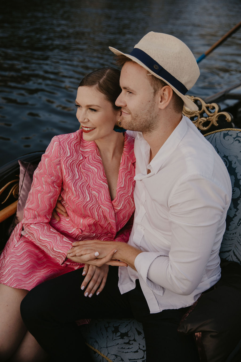 verlobungsshooting in berlin mit hochzeitsfotograf Maria Brussig lensofbeauty Fotos in Gondel Verlobungsfotos in venezianischer Gondel auf der spree Heiratsantrag Ehering Sonnenuntergang an der oberbaumbrücke gondelfox