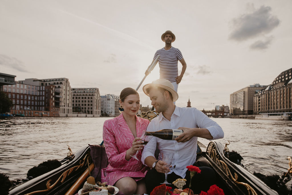 verlobungsshooting in berlin mit hochzeitsfotograf Maria Brussig lensofbeauty Fotos in Gondel Verlobungsfotos in venezianischer Gondel auf der spree Heiratsantrag Ehering Sonnenuntergang an der oberbaumbrücke gondelfox