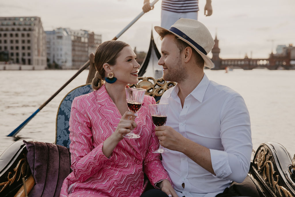 verlobungsshooting in berlin mit hochzeitsfotograf Maria Brussig lensofbeauty Fotos in Gondel Verlobungsfotos in venezianischer Gondel auf der spree Heiratsantrag Ehering Sonnenuntergang an der oberbaumbrücke gondelfox