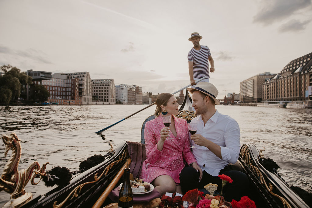 verlobungsshooting in berlin mit hochzeitsfotograf Maria Brussig lensofbeauty Fotos in Gondel Verlobungsfotos in venezianischer Gondel auf der spree Heiratsantrag Ehering Sonnenuntergang an der oberbaumbrücke gondelfox