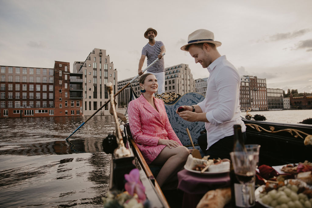 verlobungsshooting in berlin mit hochzeitsfotograf Maria Brussig lensofbeauty Fotos in Gondel Verlobungsfotos in venezianischer Gondel auf der spree Heiratsantrag Ehering Sonnenuntergang an der oberbaumbrücke gondelfox