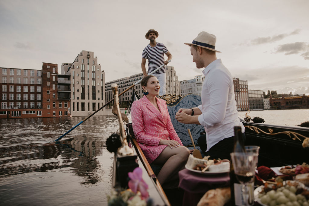 verlobungsshooting in berlin mit hochzeitsfotograf Maria Brussig lensofbeauty Fotos in Gondel Verlobungsfotos in venezianischer Gondel auf der spree Heiratsantrag Ehering Sonnenuntergang an der oberbaumbrücke gondelfox