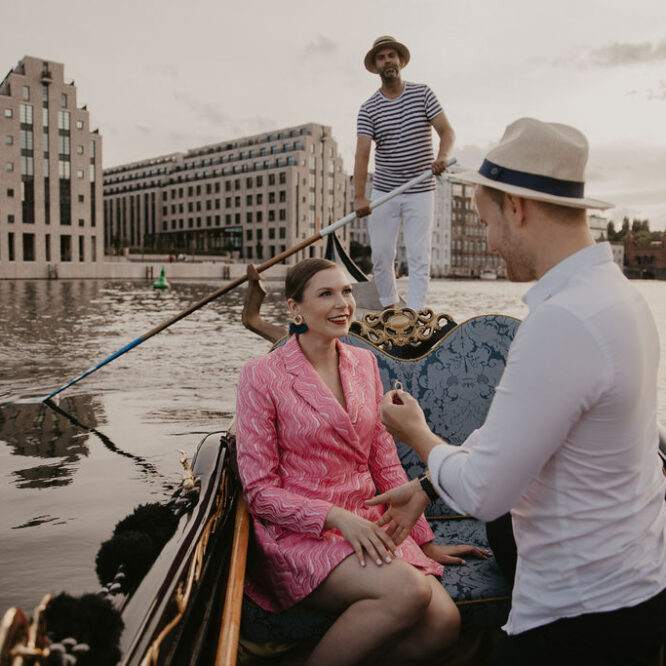 verlobungsshooting in berlin mit hochzeitsfotograf Maria Brussig lensofbeauty Fotos in Gondel Verlobungsfotos in venezianischer Gondel auf der spree Heiratsantrag Ehering Sonnenuntergang an der oberbaumbrücke gondelfox