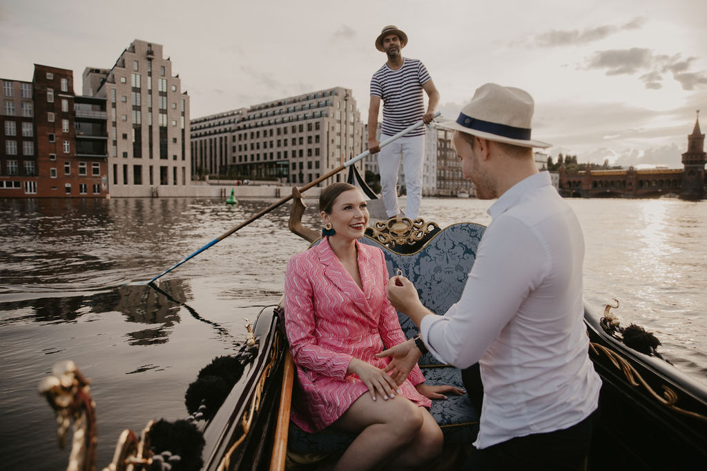 verlobungsshooting in berlin mit hochzeitsfotograf Maria Brussig lensofbeauty Fotos in Gondel Verlobungsfotos in venezianischer Gondel auf der spree Heiratsantrag Ehering Sonnenuntergang an der oberbaumbrücke gondelfox