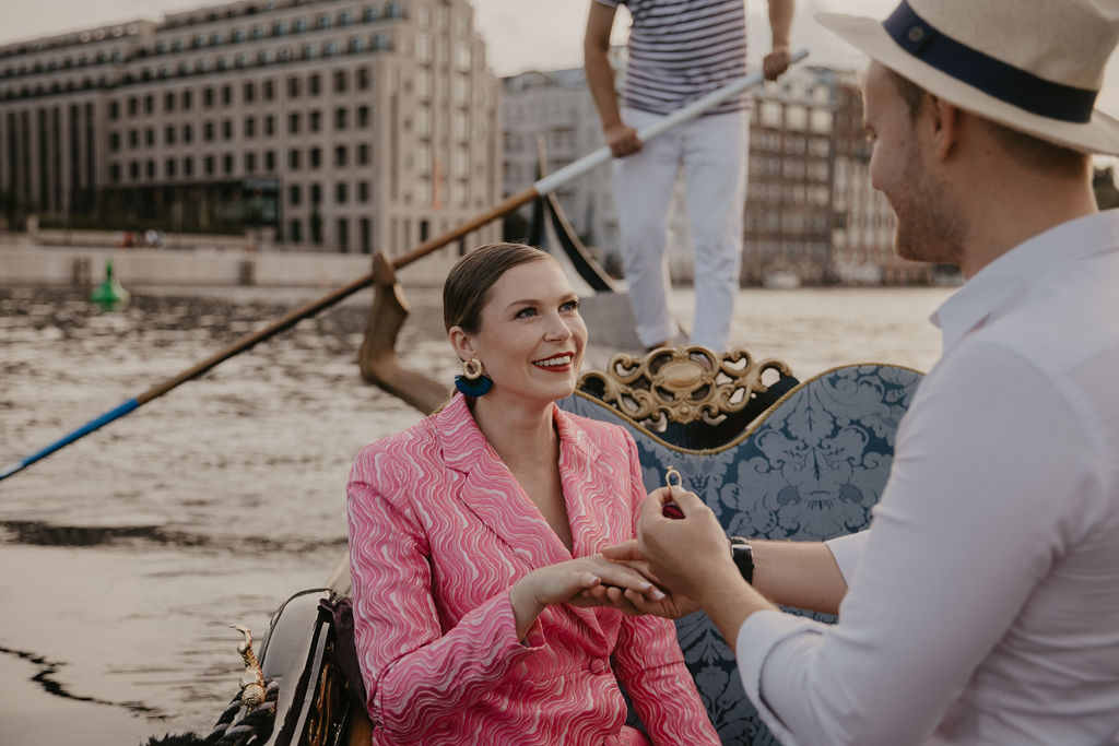 verlobungsshooting in berlin mit hochzeitsfotograf Maria Brussig lensofbeauty Fotos in Gondel Verlobungsfotos in venezianischer Gondel auf der spree Heiratsantrag Ehering Sonnenuntergang an der oberbaumbrücke gondelfox