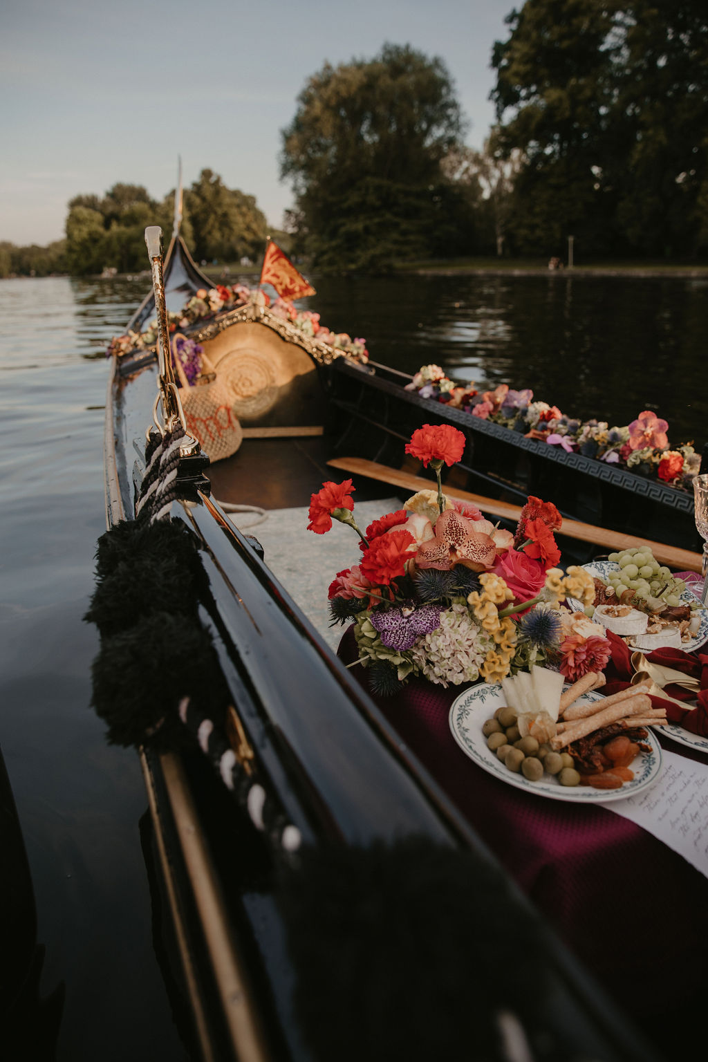 verlobungsshooting in berlin mit hochzeitsfotograf Maria Brussig lensofbeauty Fotos in Gondel Verlobungsfotos in venezianischer Gondel auf der spree Heiratsantrag Ehering Sonnenuntergang an der oberbaumbrücke gondelfox