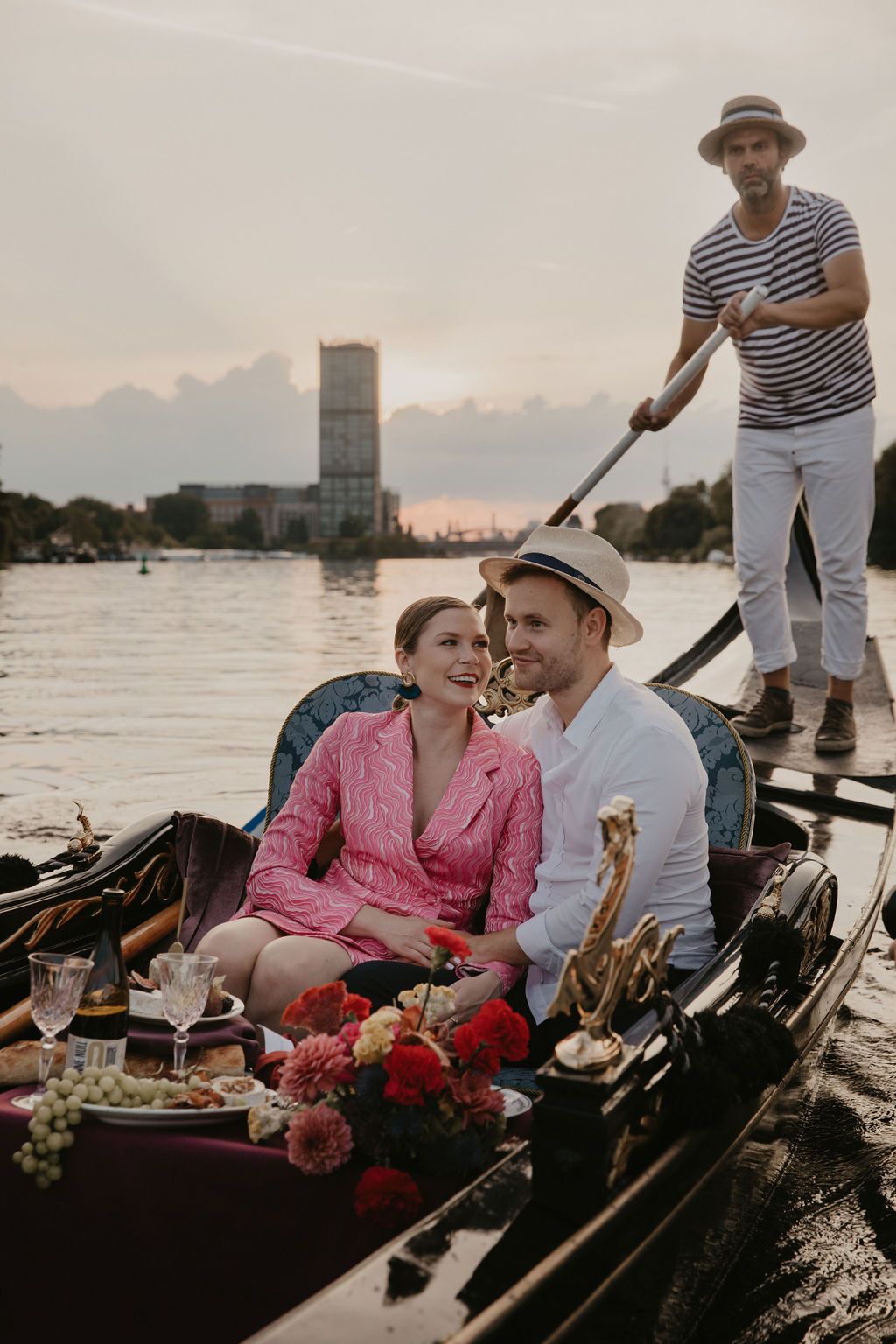 verlobungsshooting in berlin mit hochzeitsfotograf Maria Brussig lensofbeauty Fotos in Gondel Verlobungsfotos in venezianischer Gondel auf der spree Heiratsantrag Ehering Sonnenuntergang an der oberbaumbrücke gondelfox