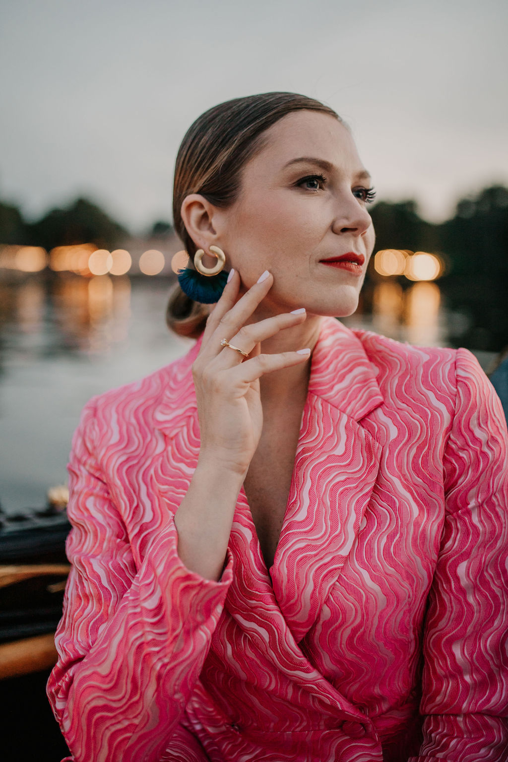 verlobungsshooting in berlin mit hochzeitsfotograf Maria Brussig lensofbeauty Fotos in Gondel Verlobungsfotos in venezianischer Gondel auf der spree Heiratsantrag Ehering Sonnenuntergang an der oberbaumbrücke gondelfox