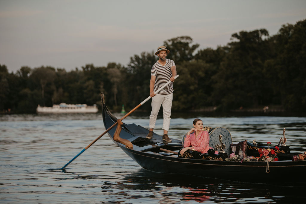 verlobungsshooting in berlin mit hochzeitsfotograf Maria Brussig lensofbeauty Fotos in Gondel Verlobungsfotos in venezianischer Gondel auf der spree Heiratsantrag Ehering Sonnenuntergang an der oberbaumbrücke gondelfox