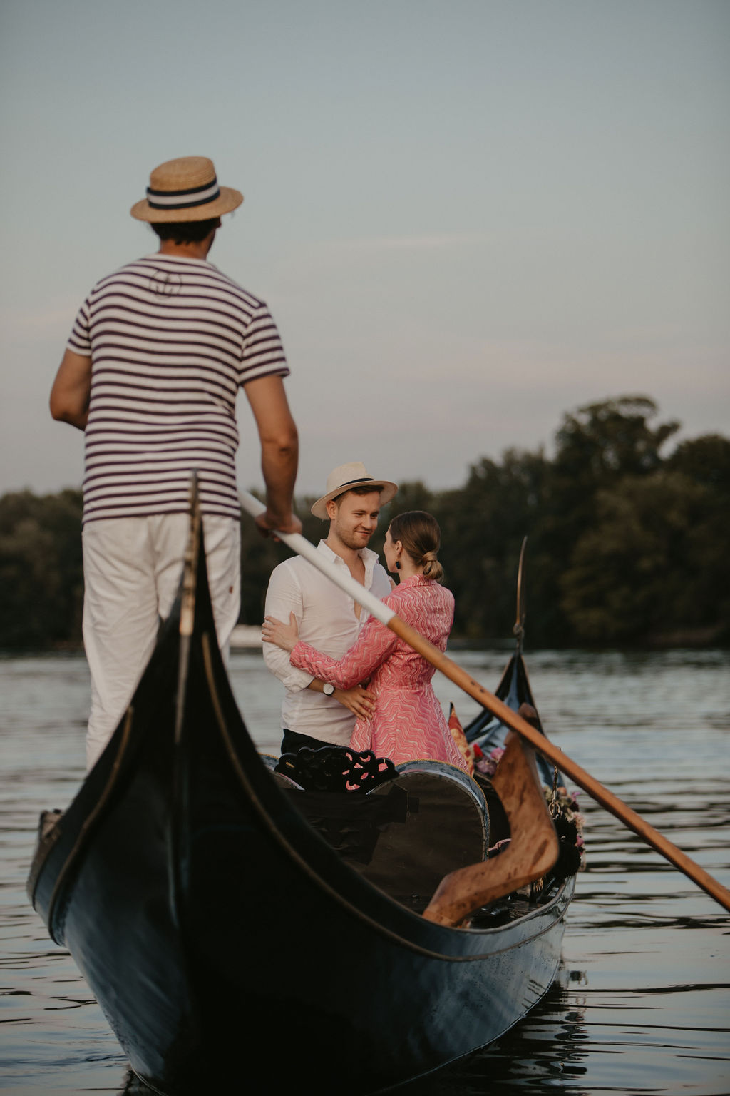 verlobungsshooting in berlin mit hochzeitsfotograf Maria Brussig lensofbeauty Fotos in Gondel Verlobungsfotos in venezianischer Gondel auf der spree Heiratsantrag Ehering Sonnenuntergang an der oberbaumbrücke gondelfox