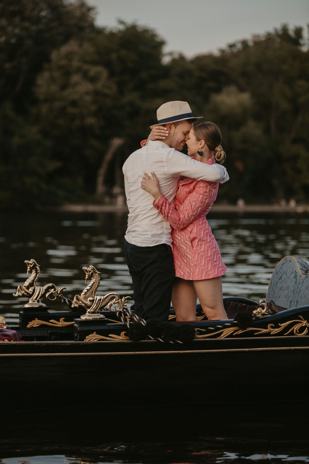 verlobungsshooting in berlin mit hochzeitsfotograf Maria Brussig lensofbeauty Fotos in Gondel Verlobungsfotos in venezianischer Gondel auf der spree Heiratsantrag Ehering Sonnenuntergang an der oberbaumbrücke gondelfox