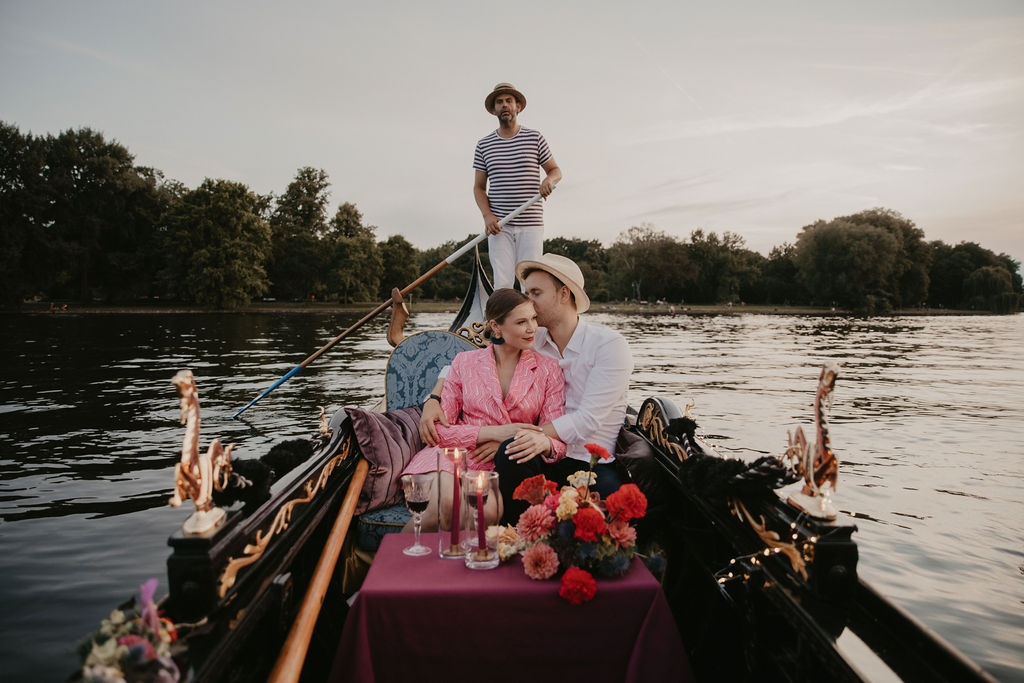 verlobungsshooting in berlin mit hochzeitsfotograf Maria Brussig lensofbeauty Fotos in Gondel Verlobungsfotos in venezianischer Gondel auf der spree Heiratsantrag Ehering Sonnenuntergang an der oberbaumbrücke gondelfox