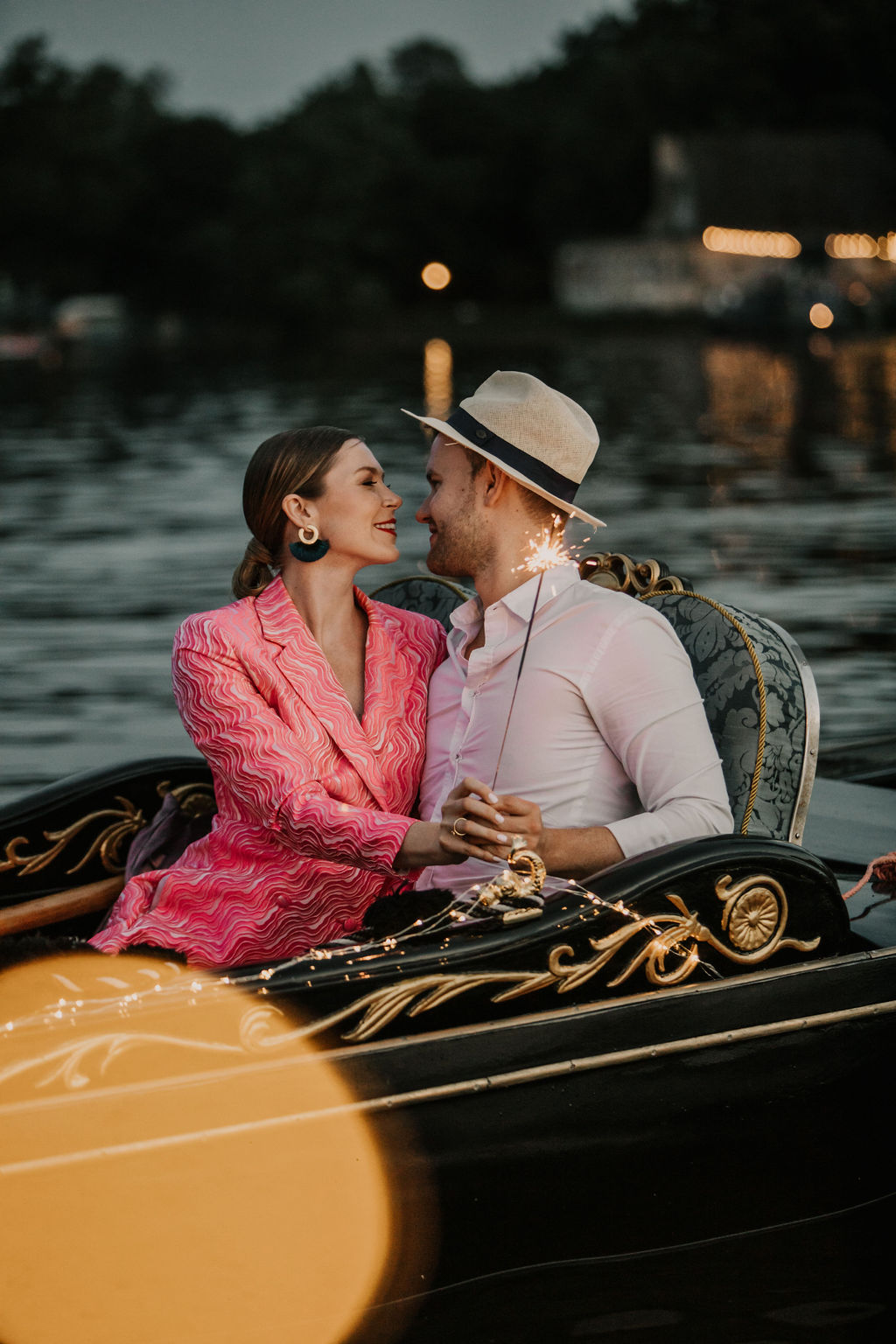 verlobungsshooting in berlin mit hochzeitsfotograf Maria Brussig lensofbeauty Fotos in Gondel Verlobungsfotos in venezianischer Gondel auf der spree Heiratsantrag Ehering Sonnenuntergang an der oberbaumbrücke gondelfox