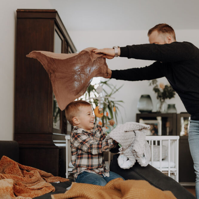 familienfotos familienfotografie in berlin homestory spielen kuscheln Fotos zu Hause