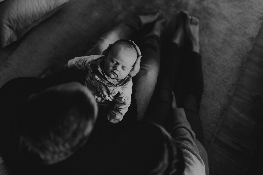 familienfotos familienfotografie in berlin homestory spielen kuscheln Fotos zu Hause newborn