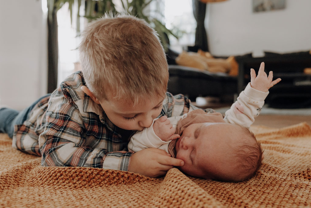 familienfotos familienfotografie in berlin homestory spielen kuscheln Fotos zu Hause newborn