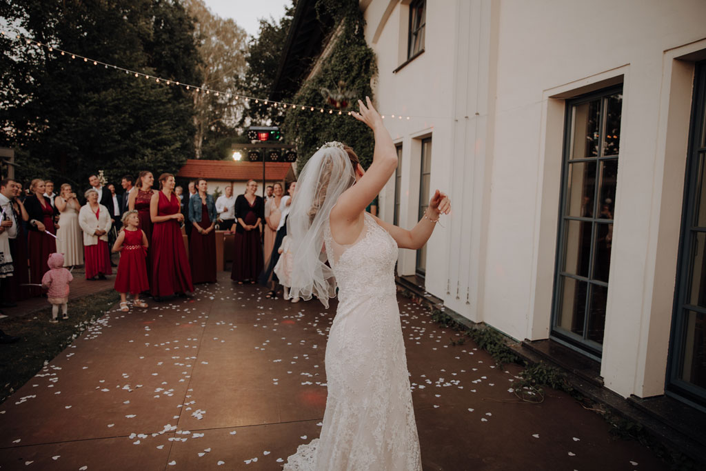 heiraten am schwielosee Hochzeit 2024 braustrausswurf Tanzfläche Hochzeitstanz braut Brautstrauß Hochzeitskleid Eröffnungstanz rot