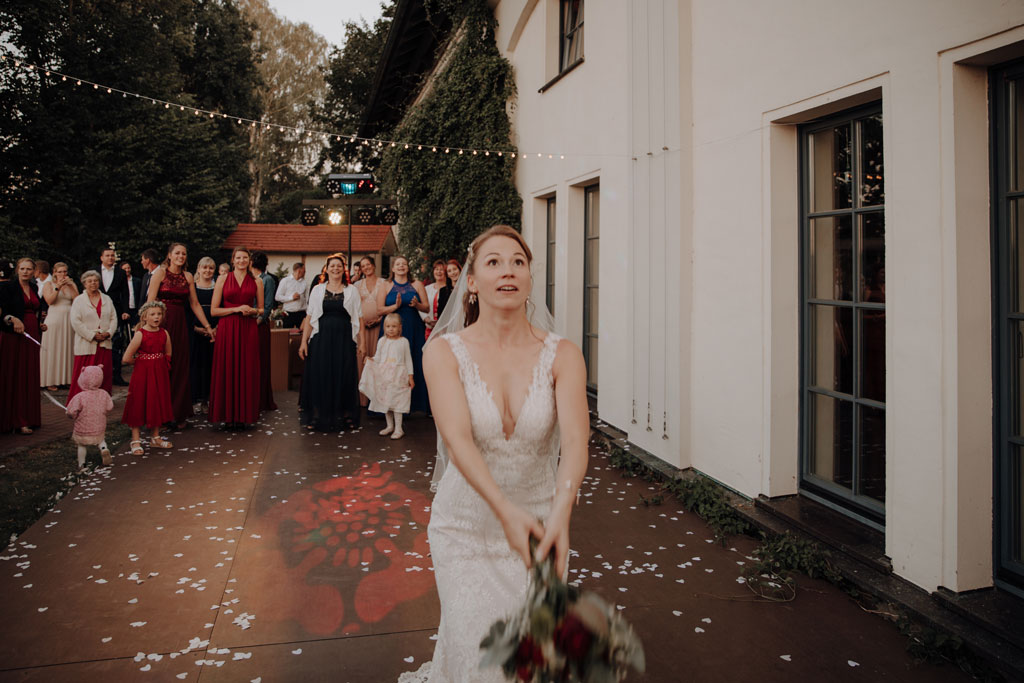 heiraten am schwielosee Hochzeit 2024 braustrausswurf Tanzfläche Hochzeitstanz braut Brautstrauß Hochzeitskleid Eröffnungstanz rot