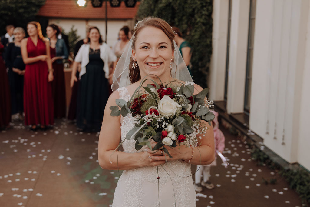 heiraten am schwielosee Hochzeit 2024 braustrausswurf Tanzfläche Hochzeitstanz braut Brautstrauß Hochzeitskleid Eröffnungstanz rot