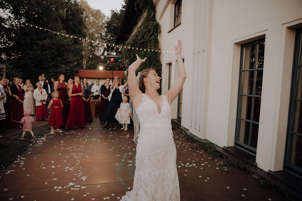 heiraten am schwielosee Hochzeit 2024 braustrausswurf Tanzfläche Hochzeitstanz braut Brautstrauß Hochzeitskleid Eröffnungstanz rot