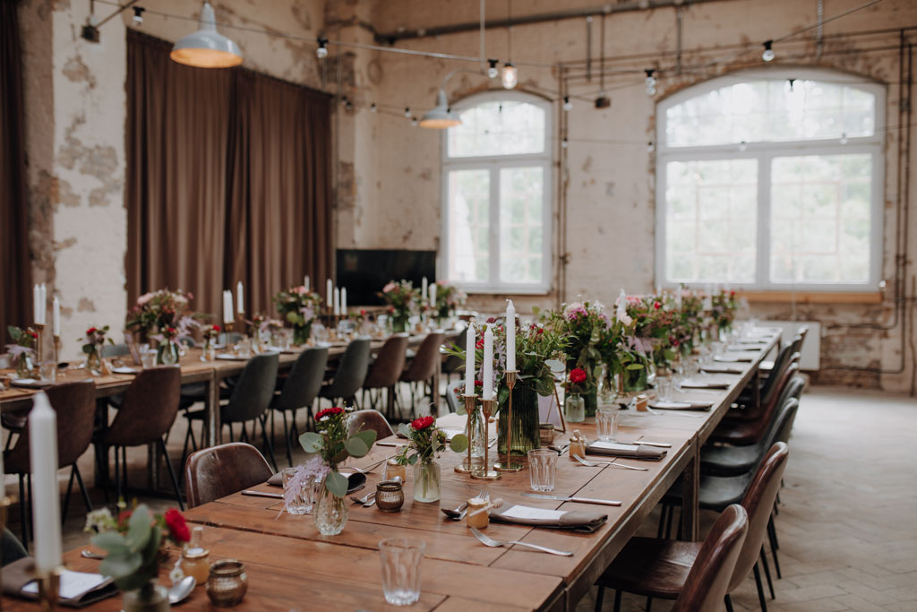 Hochzeitslocations in Berlin und Brandenburg 147 brewdog berlin Hochzeitsfeier Trauung Lockschuppen heiraten in berlin hochzeitsfotograf Paarfotos paarshooting brauerei saal location hochzeitstraum hpchzeitslocation deko hochzeitsdekoration