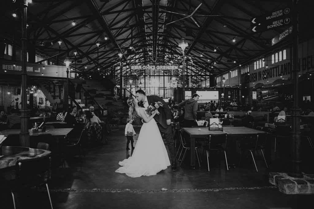  brewdog berlin Hochzeitsfeier Trauung Lockschuppen heiraten in berlin hochzeitsfotograf Paarfotos paarshooting brauerei