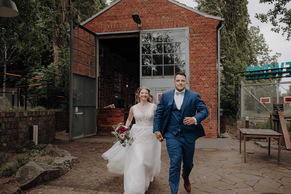  brewdog berlin Hochzeitsfeier Trauung Lockschuppen heiraten in berlin hochzeitsfotograf Paarfotos paarshooting brauerei