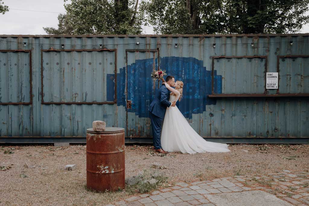  brewdog berlin Hochzeitsfeier Trauung Lockschuppen heiraten in berlin hochzeitsfotograf Paarfotos paarshooting brauerei