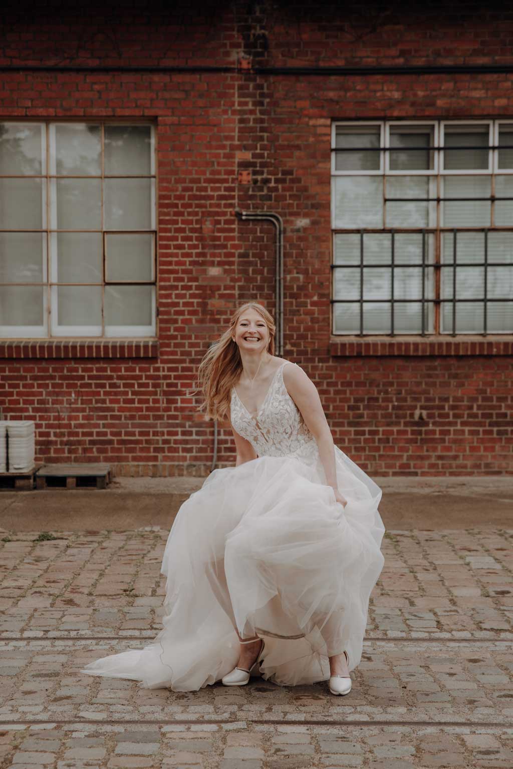  brewdog berlin Hochzeitsfeier Trauung Lockschuppen heiraten in berlin hochzeitsfotograf Paarfotos paarshooting brauerei brautkleid