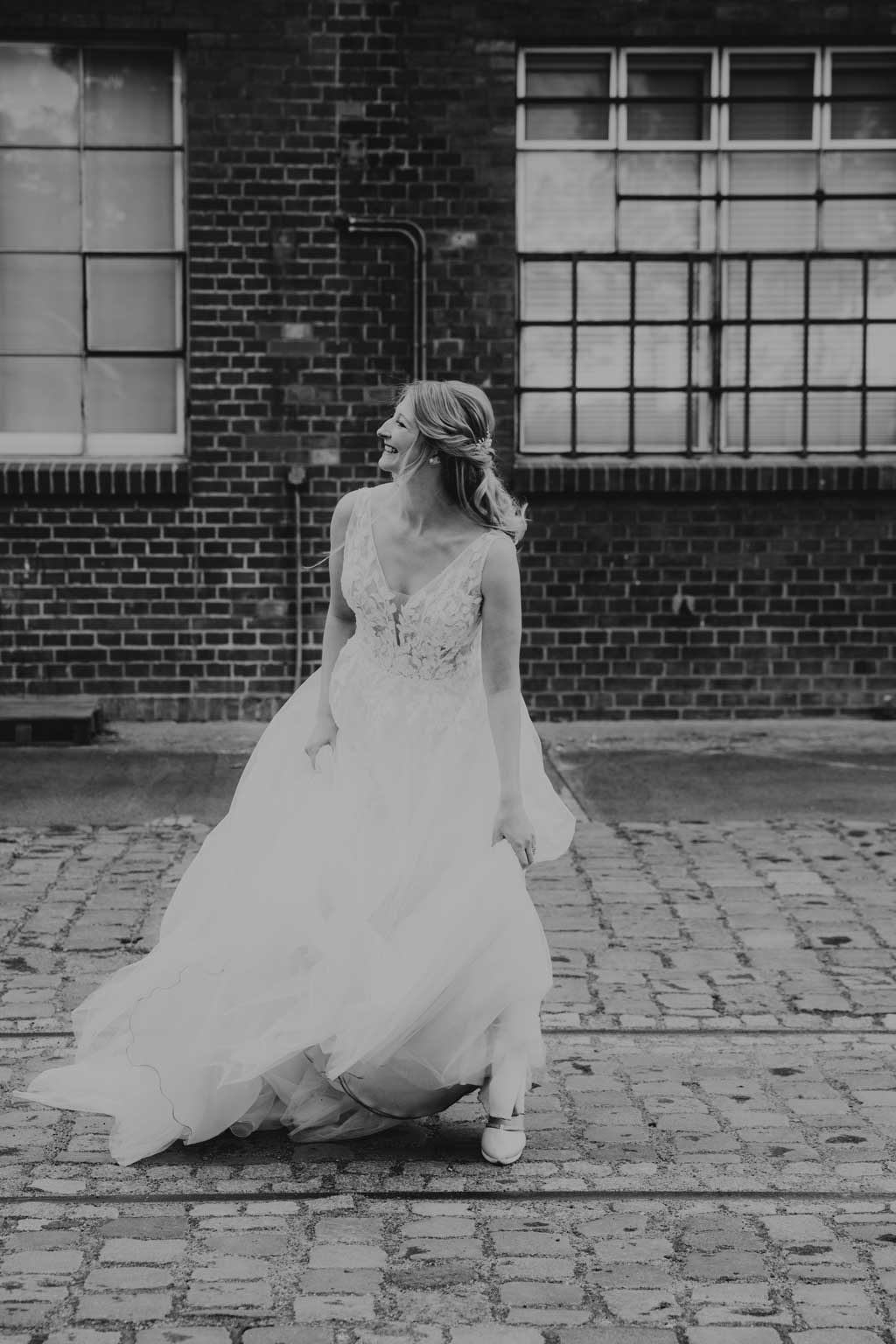  brewdog berlin Hochzeitsfeier Trauung Lockschuppen heiraten in berlin hochzeitsfotograf Paarfotos paarshooting brauerei brautkleid