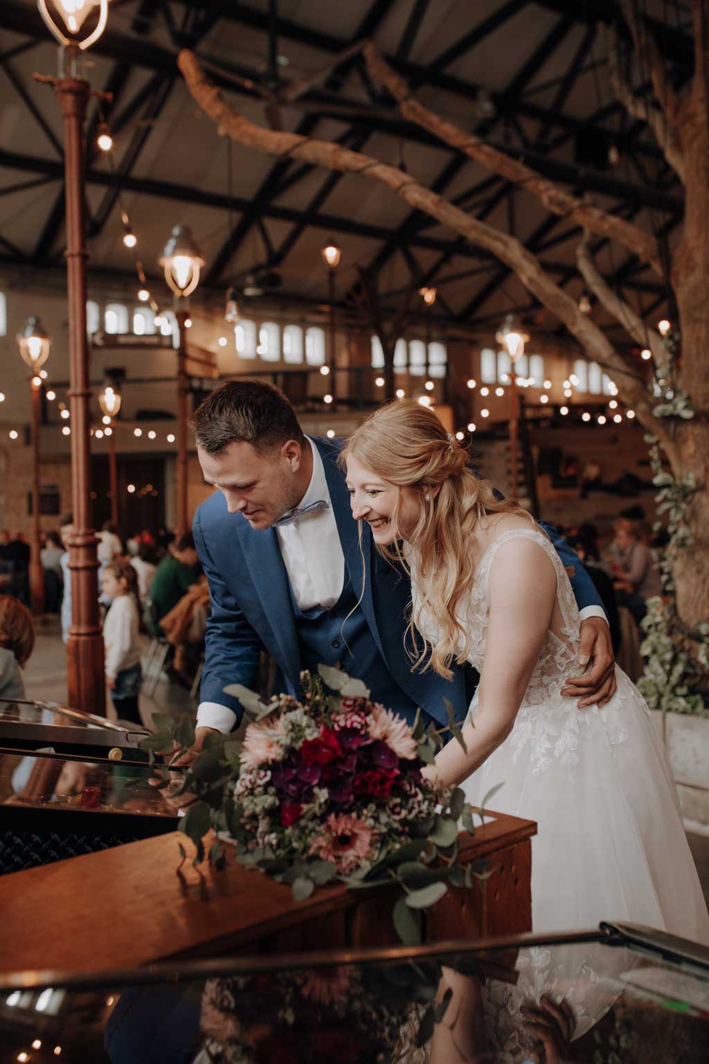  brewdog berlin Hochzeitsfeier Trauung Lockschuppen heiraten in berlin hochzeitsfotograf Paarfotos paarshooting brauerei spielcasino