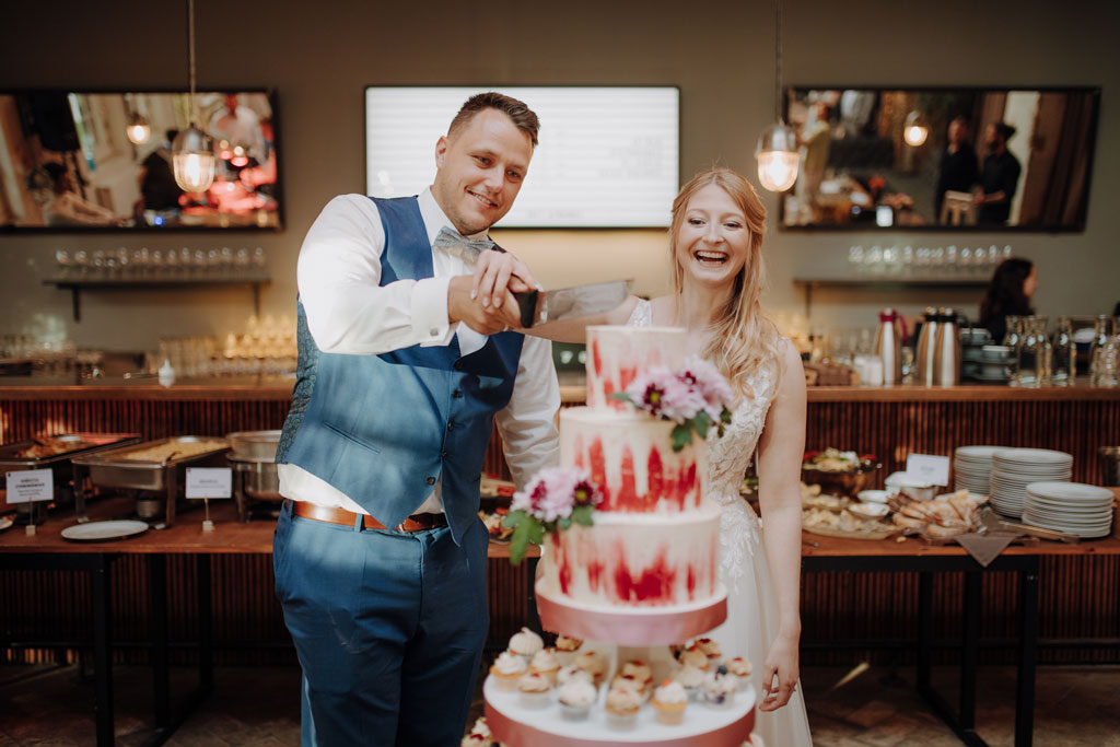  brewdog berlin Hochzeitsfeier Trauung Lockschuppen heiraten in berlin hochzeitsfotograf Paarfotos paarshooting brauerei hochzeitstorte