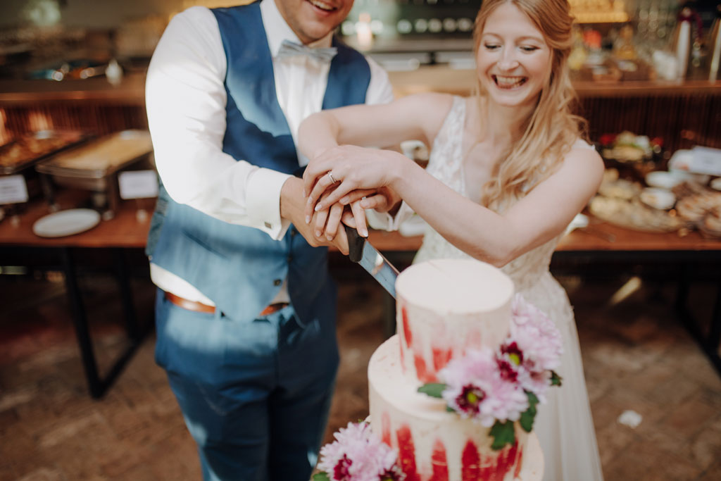  brewdog berlin Hochzeitsfeier Trauung Lockschuppen heiraten in berlin hochzeitsfotograf Paarfotos paarshooting brauerei hochzeitstorte