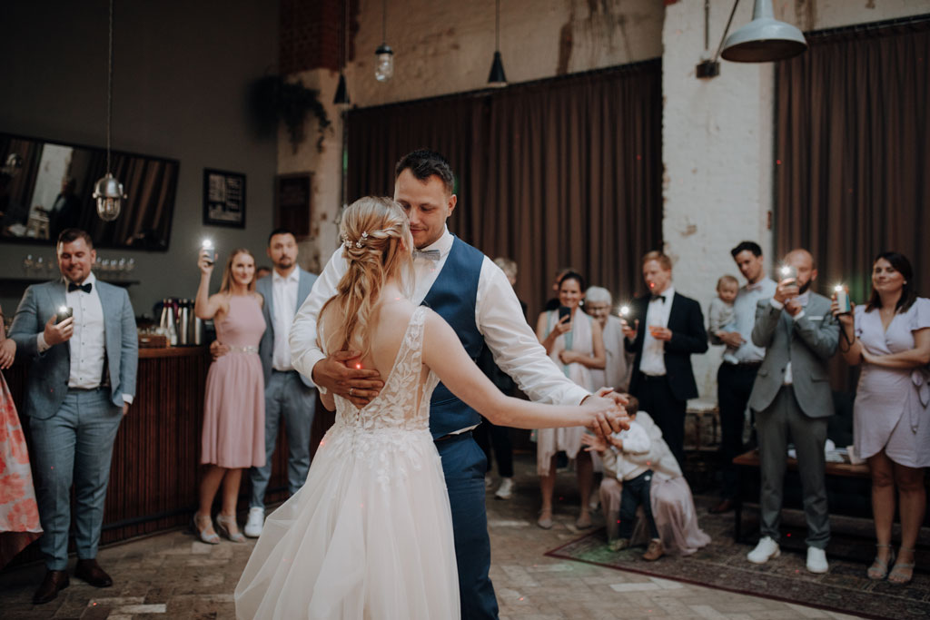  brewdog berlin Hochzeitsfeier Trauung Lockschuppen heiraten in berlin hochzeitsfotograf Paarfotos paarshooting brauerei hochzeitstanz brauttanz eröffnungstanz