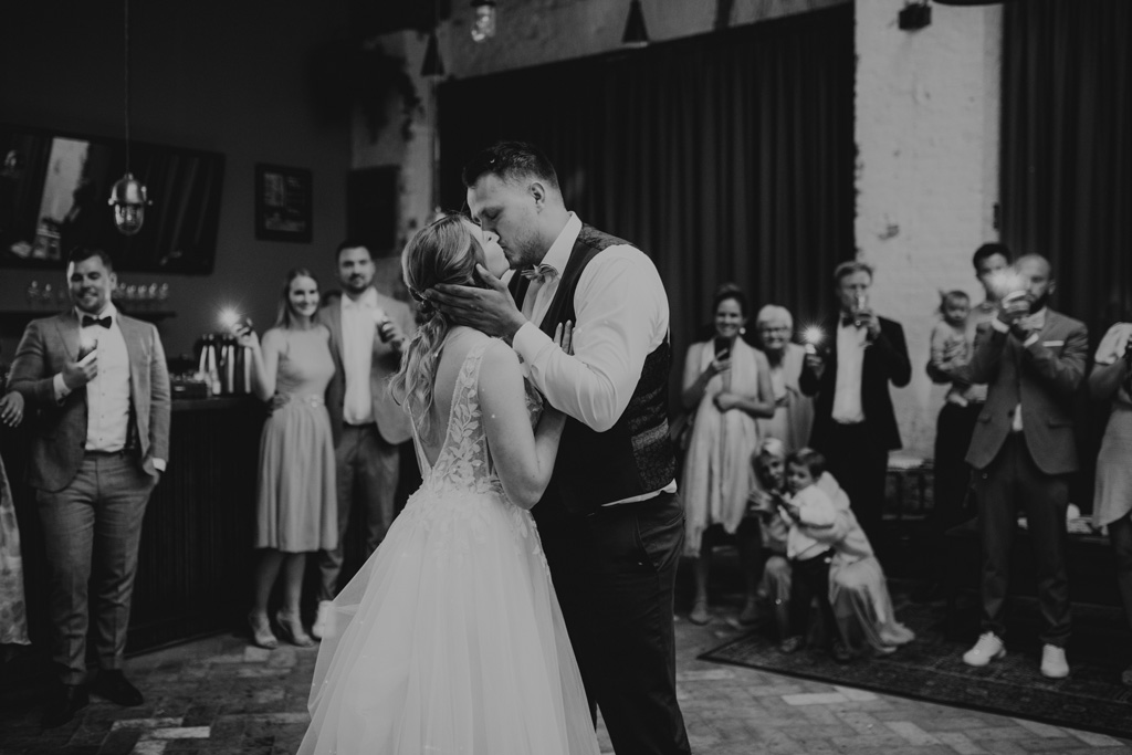  brewdog berlin Hochzeitsfeier Trauung Lockschuppen heiraten in berlin hochzeitsfotograf Paarfotos paarshooting brauerei hochzeitstanz brauttanz eröffnungstanz