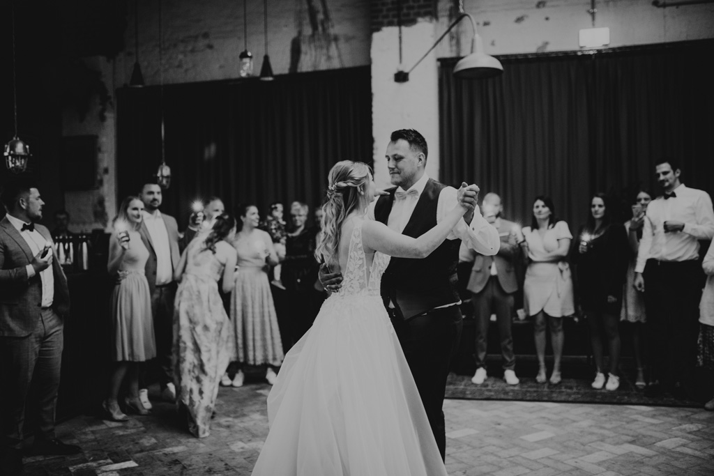  brewdog berlin Hochzeitsfeier Trauung Lockschuppen heiraten in berlin hochzeitsfotograf Paarfotos paarshooting brauerei hochzeitstanz brauttanz eröffnungstanz