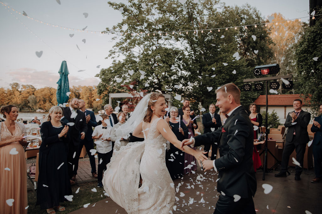 Hochzeitstanz konfettikanonen tanzen Hochzeit in Brandenburg in peitz Eröffnungstanz Brautpaar