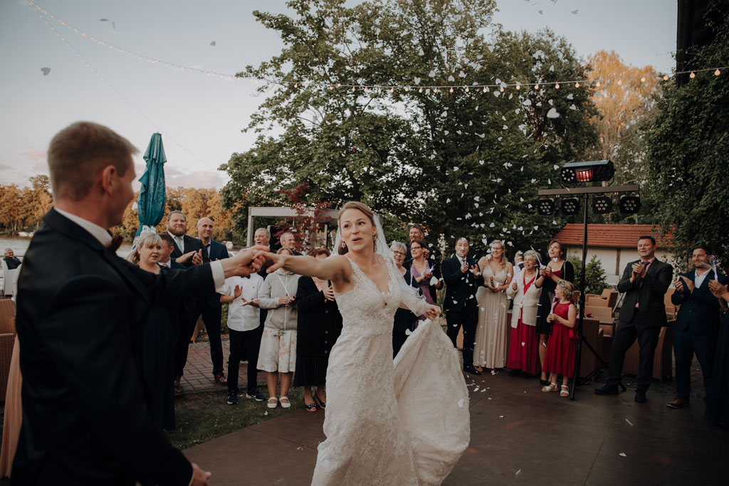 Hochzeitstanz konfettikanonen tanzen Hochzeit in Brandenburg in peitz Eröffnungstanz Brautpaar