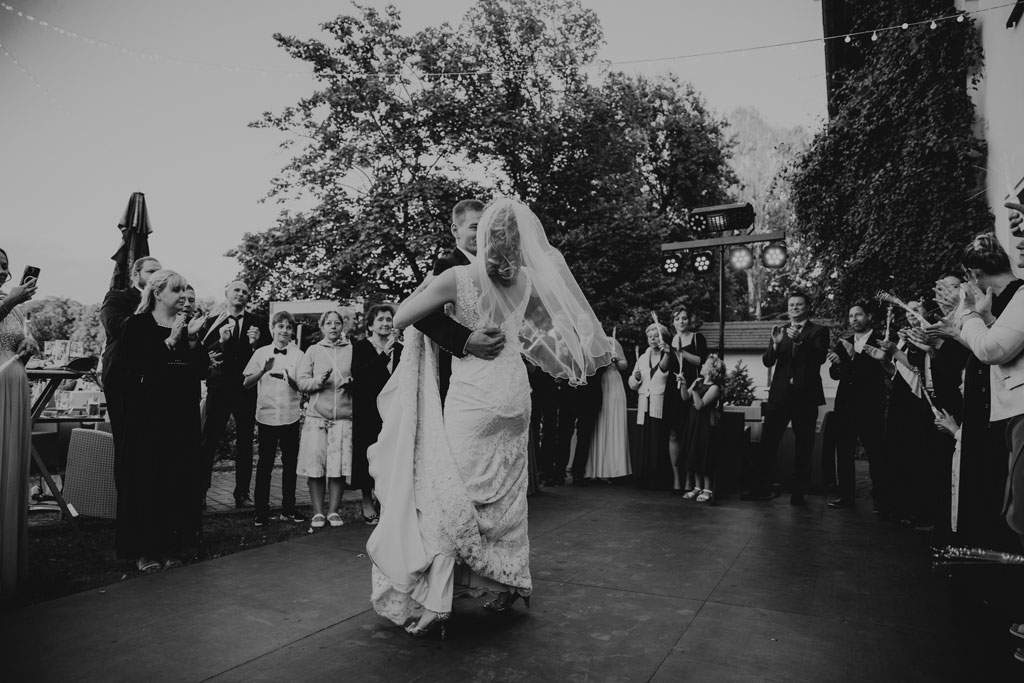 Hochzeitstanz konfettikanonen tanzen Hochzeit in Brandenburg in peitz Eröffnungstanz Brautpaar