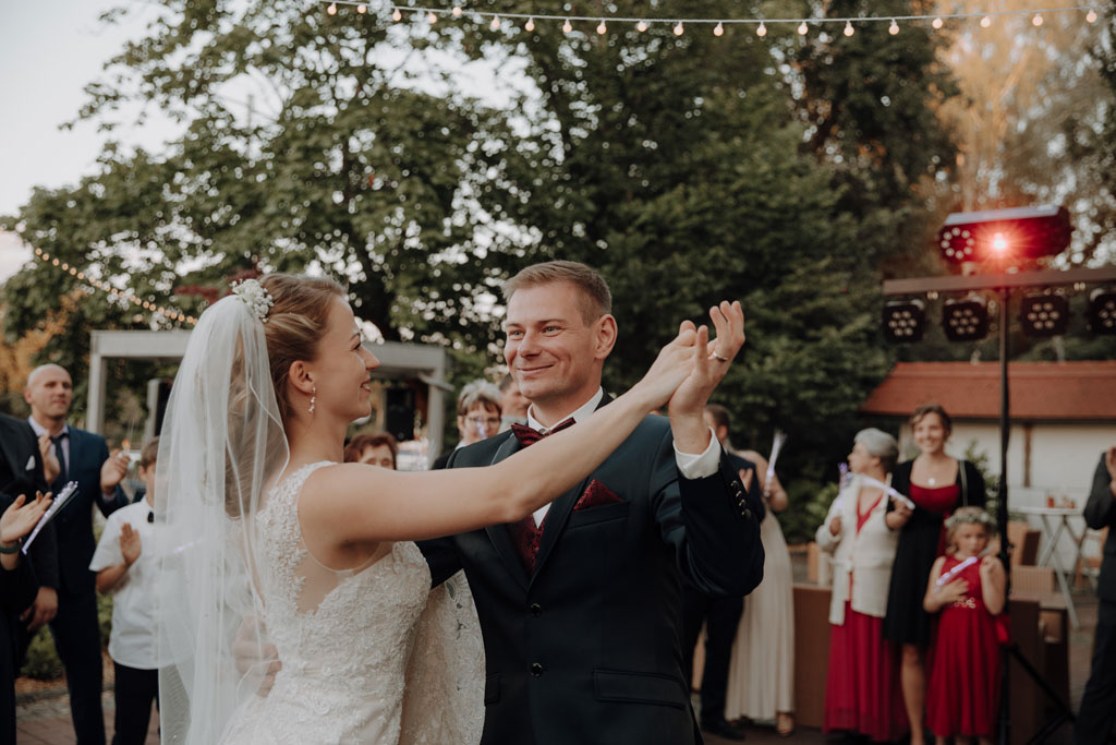 Hochzeitstanz konfettikanonen tanzen Hochzeit in Brandenburg in peitz Eröffnungstanz Brautpaar