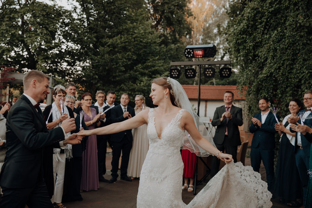 Hochzeitstanz konfettikanonen tanzen Hochzeit in Brandenburg in peitz Eröffnungstanz Brautpaar