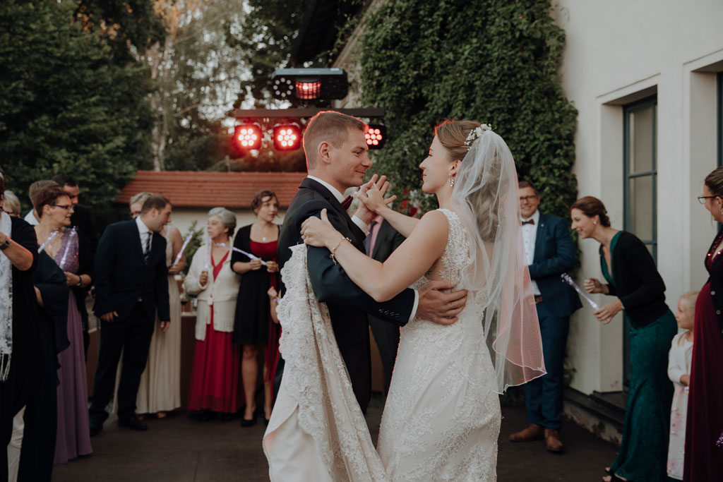 Hochzeitstanz konfettikanonen tanzen Hochzeit in Brandenburg in peitz Eröffnungstanz Brautpaar