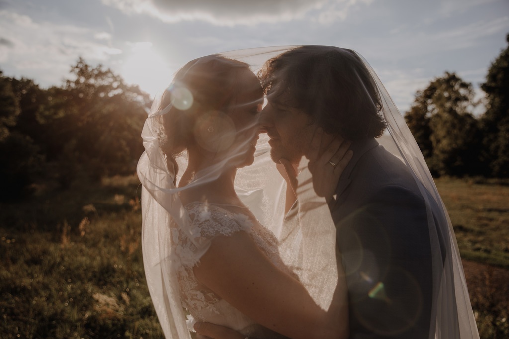 Afterwedding Shooting in der Wuhlheide 12 afterweddingsfotos in berlin wuhlheide Fotograf berlin Hochzeitsfotograf berlin Brautpaar auf Feld beim springen und rennen Sonnenuntergang Verlobungsfotos Hochzeitsfotografie