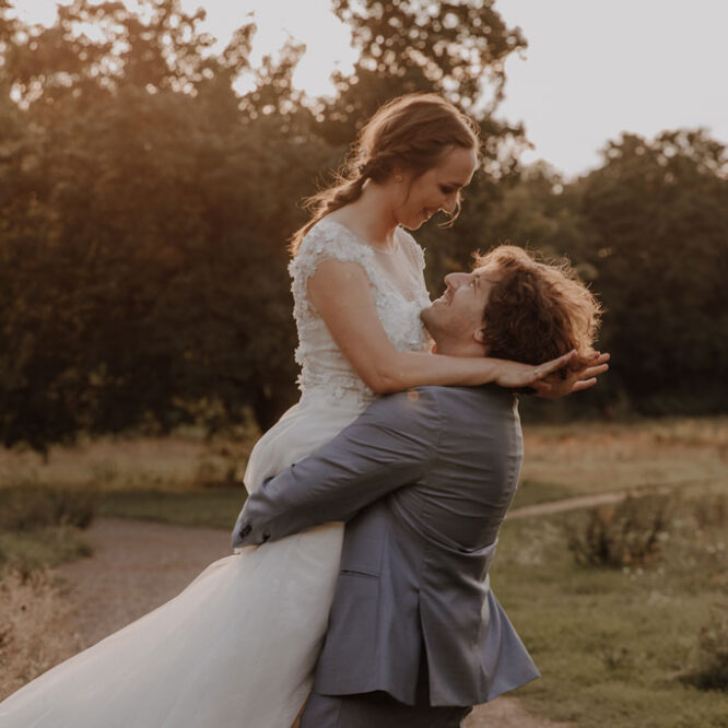 afterweddingsfotos in berlin wuhlheide Fotograf berlin Hochzeitsfotograf berlin Brautpaar auf Feld beim springen und rennen Sonnenuntergang Verlobungsfotos Hochzeitsfotografie
