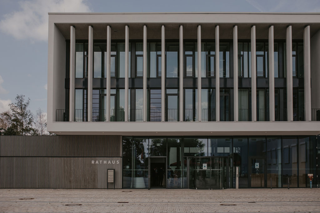 Standesamt hohen Neuendorf Rathaus hohen Neuendorf Birkenwerder standesamtliche Hochzeit kleine Begleitung heiraten in Brandenburg Hochzeitsfotografie berlin